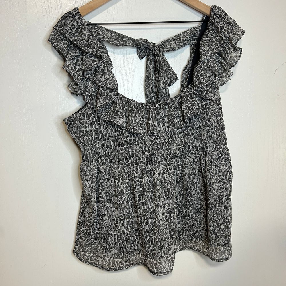 Elegant Banana Republic Ruffled Sleeveless Blouse - Size M - A96